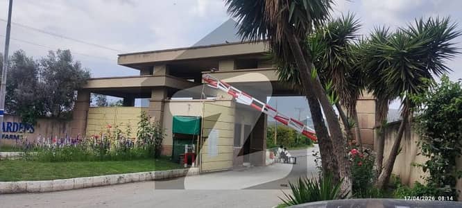 8 KANAL FORM HOUSE PAIR AVAILABLE BEST HEALTH ENVOIRMENT.  GATETED COMMUNITY SAFE AND SECURE