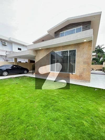 F 10 fully renovated house 5 car parkings new washroom new work kitchn all factiles available lawn vip
