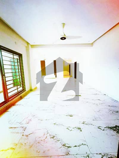 عسکری 10 - سیکٹر ایس عسکری 10,عسکری,لاہور میں 4 کمروں کا 13 مرلہ فلیٹ 4.2 کروڑ میں برائے فروخت۔