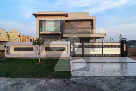 Owner Build 1 Kanal House is FOR RENT in Phase 7