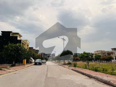 8Marla ideal location Solid land plot with stunning hills view & park facing plot