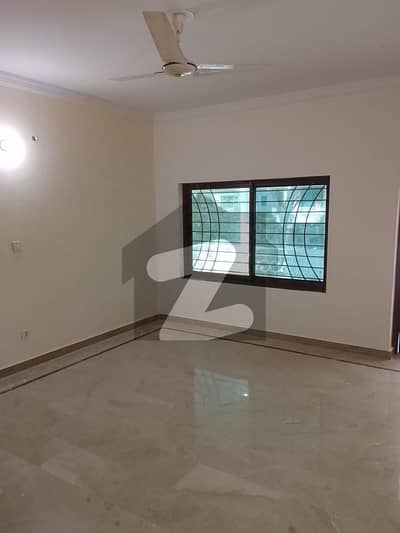 ایف ۔ 10 اسلام آباد میں 5 کمروں کا 1 کنال مکان 4.25 لاکھ میں کرایہ پر دستیاب ہے۔