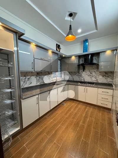 جی ۔ 13/2 جی ۔ 13,اسلام آباد میں 5 کمروں کا 8 مرلہ مکان 5.7 کروڑ میں برائے فروخت۔