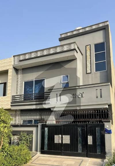 گرینڈ ایوینیوز ہاؤسنگ سکیم لاہور میں 4 کمروں کا 5 مرلہ مکان 1.2 کروڑ میں برائے فروخت۔