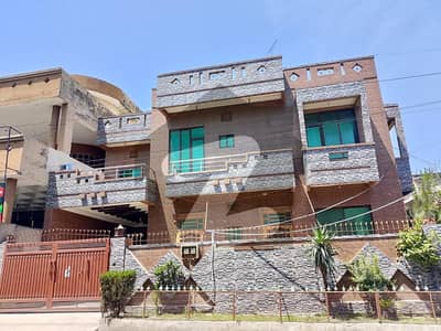 ائیرپورٹ ہاؤسنگ سوسائٹی راولپنڈی میں 6 کمروں کا 12 مرلہ مکان 4.5 کروڑ میں برائے فروخت۔