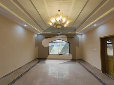 ڈی ایچ اے فیز 2 - سیکٹر بی ڈی ایچ اے ڈیفینس فیز 2,ڈی ایچ اے ڈیفینس,اسلام آباد میں 6 کمروں کا 1 کنال مکان 2.4 لاکھ میں کرایہ پر دستیاب ہے۔