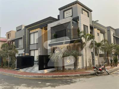 12.5 MARLA CORNER DOUBLE HIGHTED 100 FEET MAIN BOULEVARD HOUSE FOR SALE