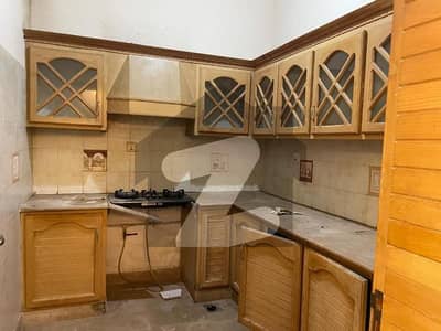 جی ۔ 11 اسلام آباد میں 5 کمروں کا 8 مرلہ مکان 2.2 لاکھ میں کرایہ پر دستیاب ہے۔