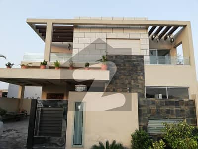BEAUTIFULL ONE KANAL UPPER PORTION AVAILABLE FOR RENT IN DHA LAHORE