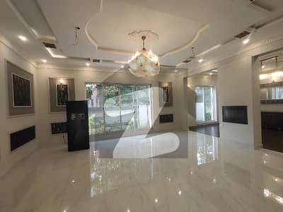 یو ای ٹی ہاؤسنگ سوسائٹی لاہور میں 5 کمروں کا 10 مرلہ مکان 3.85 کروڑ میں برائے فروخت۔