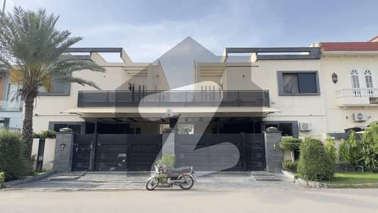 سٹی ہاؤسنگ سوسائٹی گوجرانوالہ میں 4 کمروں کا 10 مرلہ مکان 3.3 کروڑ میں برائے فروخت۔