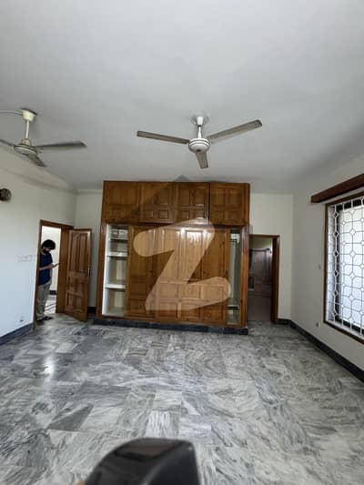 حیات آباد فیز 6 - ایف7 حیات آباد فیز 6,حیات آباد,پشاور میں 3 کمروں کا 1 کنال بالائی پورشن 85.0 ہزار میں کرایہ پر دستیاب ہے۔