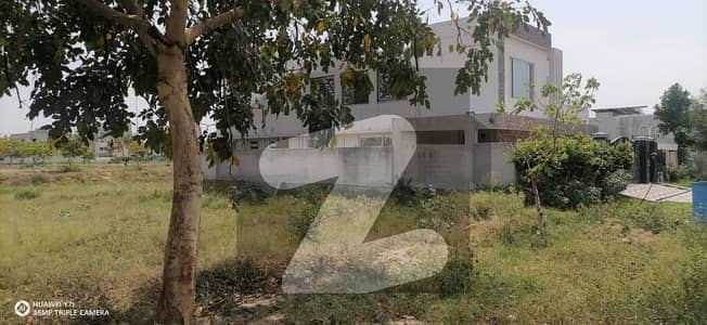 ڈی ایچ اے فیز 8 - بلاک وی فیز 8,ڈیفنس (ڈی ایچ اے),لاہور میں 2 کنال رہائشی پلاٹ 9.25 کروڑ میں برائے فروخت۔