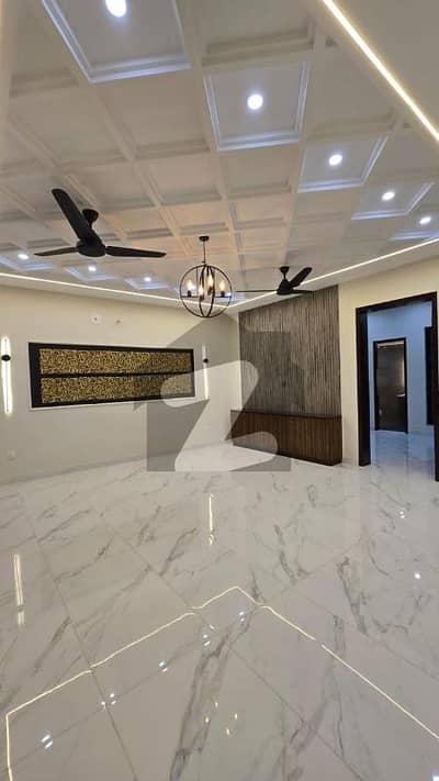 ویلینشیاء ہاؤسنگ سوسائٹی لاہور میں 5 کمروں کا 1 کنال مکان 9.5 کروڑ میں برائے فروخت۔