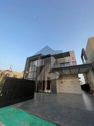 بحریہ ٹاؤن سیکٹر سی بحریہ ٹاؤن,لاہور میں 6 کمروں کا 1 کنال مکان 8.4 کروڑ میں برائے فروخت۔