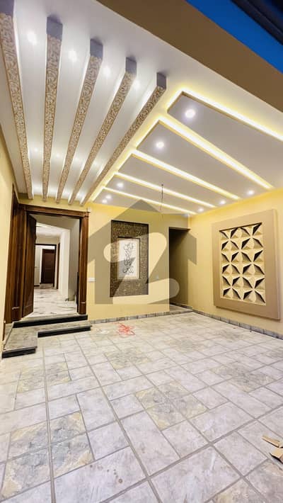 بوسان روڈ ملتان میں 5 کمروں کا 6 مرلہ مکان 1.75 کروڑ میں برائے فروخت۔