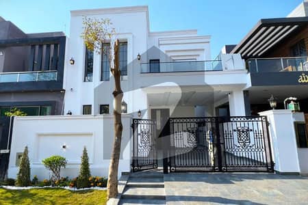 ڈی ایچ اے 9 ٹاؤن ڈیفنس (ڈی ایچ اے),لاہور میں 4 کمروں کا 8 مرلہ مکان 5.0 کروڑ میں برائے فروخت۔