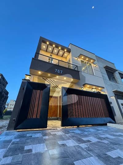 بحریہ ٹاؤن فیز 8 بحریہ ٹاؤن راولپنڈی,راولپنڈی میں 3 کمروں کا 5 مرلہ مکان 2.4 کروڑ میں برائے فروخت۔