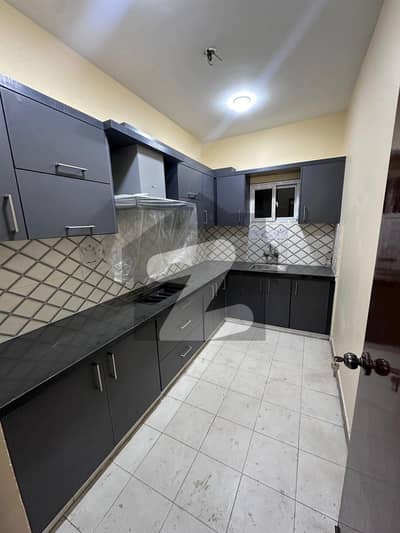 کلفٹن ۔ بلاک 9 کلفٹن,کراچی میں 3 کمروں کا 8 مرلہ فلیٹ 3.5 کروڑ میں برائے فروخت۔