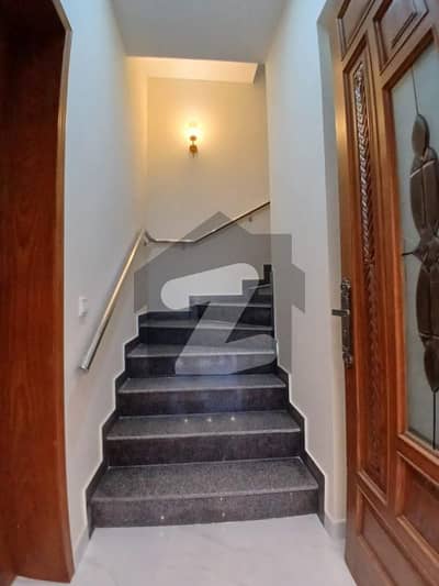 ٹاپ سٹی 1 اسلام آباد میں 5 کمروں کا 10 مرلہ مکان 1.6 لاکھ میں کرایہ پر دستیاب ہے۔