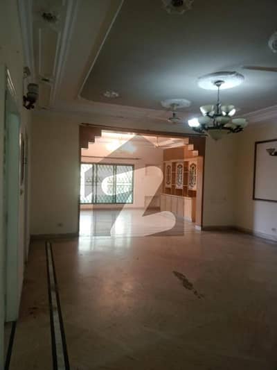 نیو مسلم ٹاؤن لاہور میں 8 کمروں کا 2 کنال مکان 12.5 کروڑ میں برائے فروخت۔