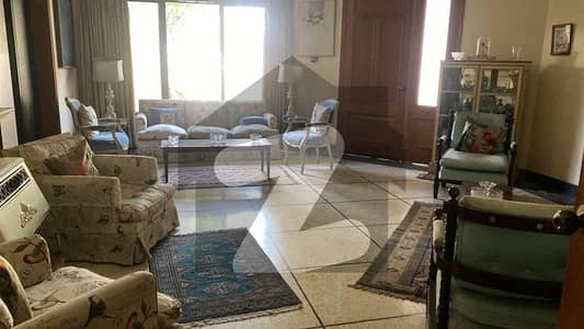 F10/4 (1022) sq yrd house front open very VIP location