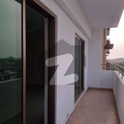 10 MARLA 3 BEDROOM APARTMENT AVAILABLE FOR RENT