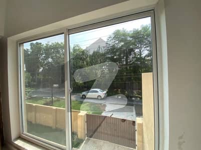 کینٹ لاہور میں 4 کمروں کا 12 مرلہ مکان 2.0 لاکھ میں کرایہ پر دستیاب ہے۔