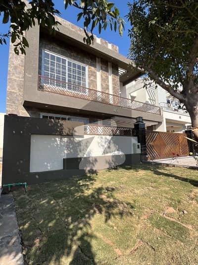 بحریہ ٹاؤن فیز 8 ۔ بلاک آئی بحریہ ٹاؤن فیز 8,بحریہ ٹاؤن راولپنڈی,راولپنڈی میں 5 کمروں کا 10 مرلہ مکان 3.8 کروڑ میں برائے فروخت۔