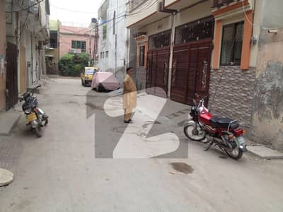 سمن آباد لاہور میں 4 کمروں کا 3 مرلہ مکان 1.68 کروڑ میں برائے فروخت۔