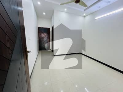 ایم پی سی ایچ ایس - بلاک سی 1 ایم پی سی ایچ ایس ۔ ملٹی گارڈنز,بی ۔ 17,اسلام آباد میں 6 کمروں کا 5 مرلہ مکان 2.3 کروڑ میں برائے فروخت۔