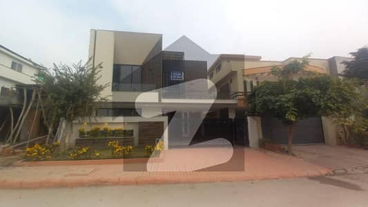 بحریہ ٹاؤن فیز 8 بحریہ ٹاؤن راولپنڈی,راولپنڈی میں 5 کمروں کا 10 مرلہ مکان 4.73 کروڑ میں برائے فروخت۔