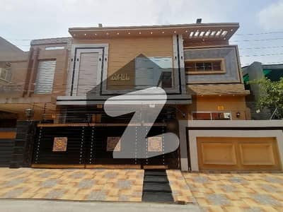 فیصل ٹاؤن لاہور میں 7 کمروں کا 10 مرلہ مکان 6.7 کروڑ میں برائے فروخت۔