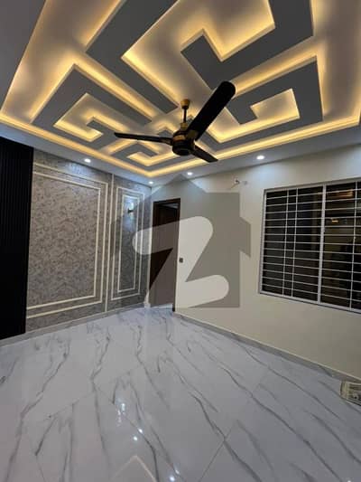 بحریہ نشیمن لاہور میں 2 کمروں کا 5 مرلہ بالائی پورشن 30.0 ہزار میں کرایہ پر دستیاب ہے۔