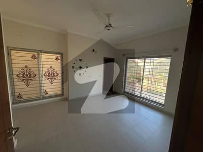 3Bed DDL 152sq yd Villa FOR SALE at Precicnt-11B (All Amenities Nearby) Heighted Location Investor Rates