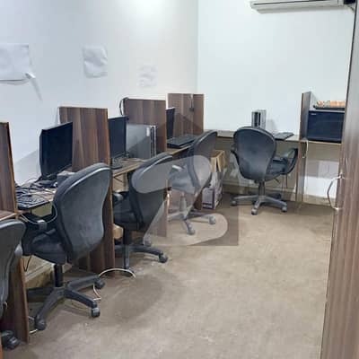 برکت مارکیٹ گارڈن ٹاؤن,لاہور میں 2 مرلہ دفتر 50.0 ہزار میں کرایہ پر دستیاب ہے۔