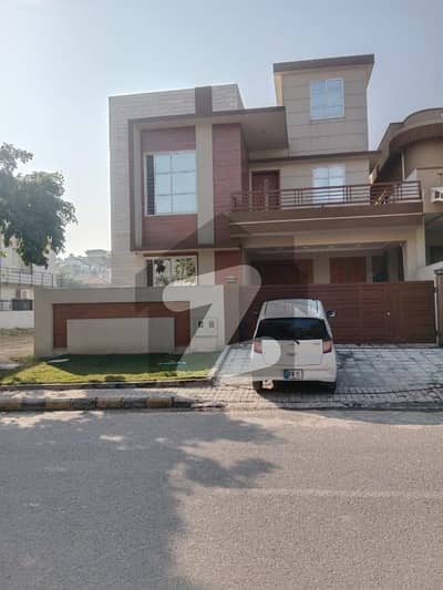 ڈی ایچ اے ڈیفینس فیز 1 ڈی ایچ اے ڈیفینس,اسلام آباد میں 5 کمروں کا 10 مرلہ مکان 6.5 کروڑ میں برائے فروخت۔