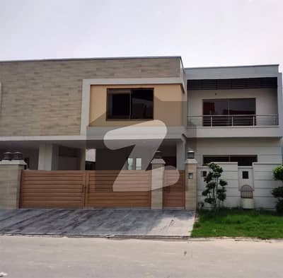 عسکری 10 - سیکٹر ایس عسکری 10,عسکری,لاہور میں 5 کمروں کا 15 مرلہ مکان 2.9 لاکھ میں کرایہ پر دستیاب ہے۔