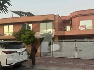 بحریہ ٹاؤن اسلام آباد میں 5 کمروں کا 1 کنال مکان 6.75 کروڑ میں برائے فروخت۔