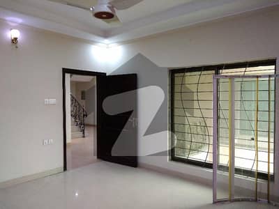 پنجاب کوآپریٹو ہاؤسنگ سوسائٹی لاہور میں 5 کمروں کا 1 کنال مکان 5.8 کروڑ میں برائے فروخت۔