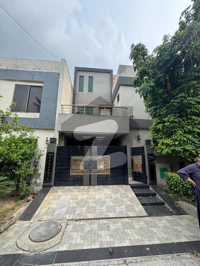 8.5 marla Beautiful corner House Beautiful location A+ construction gardenia block Bahria Town Lahore, near to park near to market