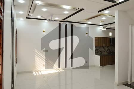 ڈی ایچ اے فیز 8 ڈی ایچ اے ڈیفینس,کراچی میں 3 کمروں کا 4 مرلہ مکان 6.5 کروڑ میں برائے فروخت۔