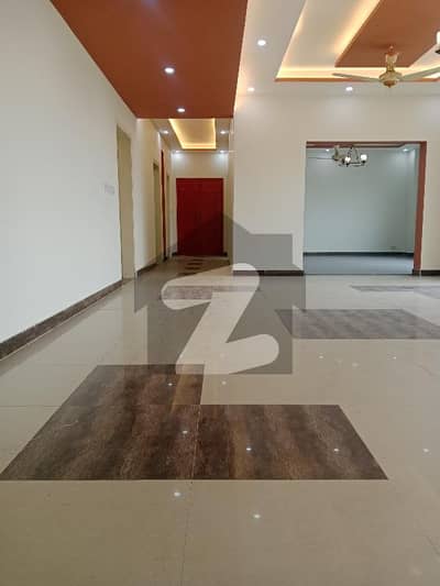 عسکری 11 ۔ سیکٹر بی اپارٹمنٹس عسکری 11,عسکری,لاہور میں 4 کمروں کا 12 مرلہ فلیٹ 1.6 لاکھ میں کرایہ پر دستیاب ہے۔