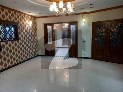10 Marla Outstanding Lower Portion In Johar Town Near SHAUKAT KHANUM HOSPITAL Prime Location