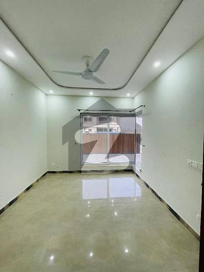 بحریہ ٹاؤن فیز 8 بحریہ ٹاؤن راولپنڈی,راولپنڈی میں 5 کمروں کا 10 مرلہ مکان 3.3 کروڑ میں برائے فروخت۔