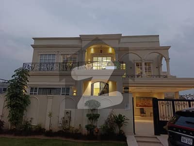 ڈی ایچ اے فیز 8 سابقہ ایئر ایوینیو ڈی ایچ اے فیز 8,ڈی ایچ اے ڈیفینس,لاہور میں 5 کمروں کا 1 کنال مکان 8.7 کروڑ میں برائے فروخت۔