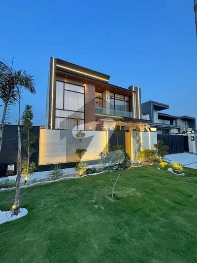 طارق گارڈنز لاہور میں 7 کمروں کا 1 کنال مکان 6.5 کروڑ میں برائے فروخت۔