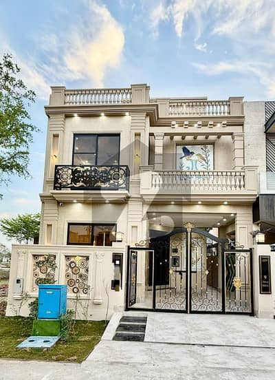 ڈی ایچ اے 9 ٹاؤن ڈیفنس (ڈی ایچ اے),لاہور میں 3 کمروں کا 5 مرلہ مکان 2.9 کروڑ میں برائے فروخت۔