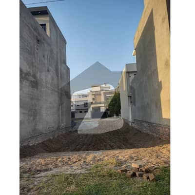 5 MARLA FULL POSSESSION PAID NEXT TO CORNER PLOT AVAILABLE FOR SALE ON INVESTOR RATE
