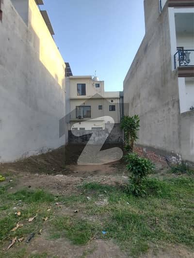 5 MARLA FULL POSSESSION PAID NEXT TO CORNER PLOT AVAILABLE FOR SALE ON INVESTOR RATE